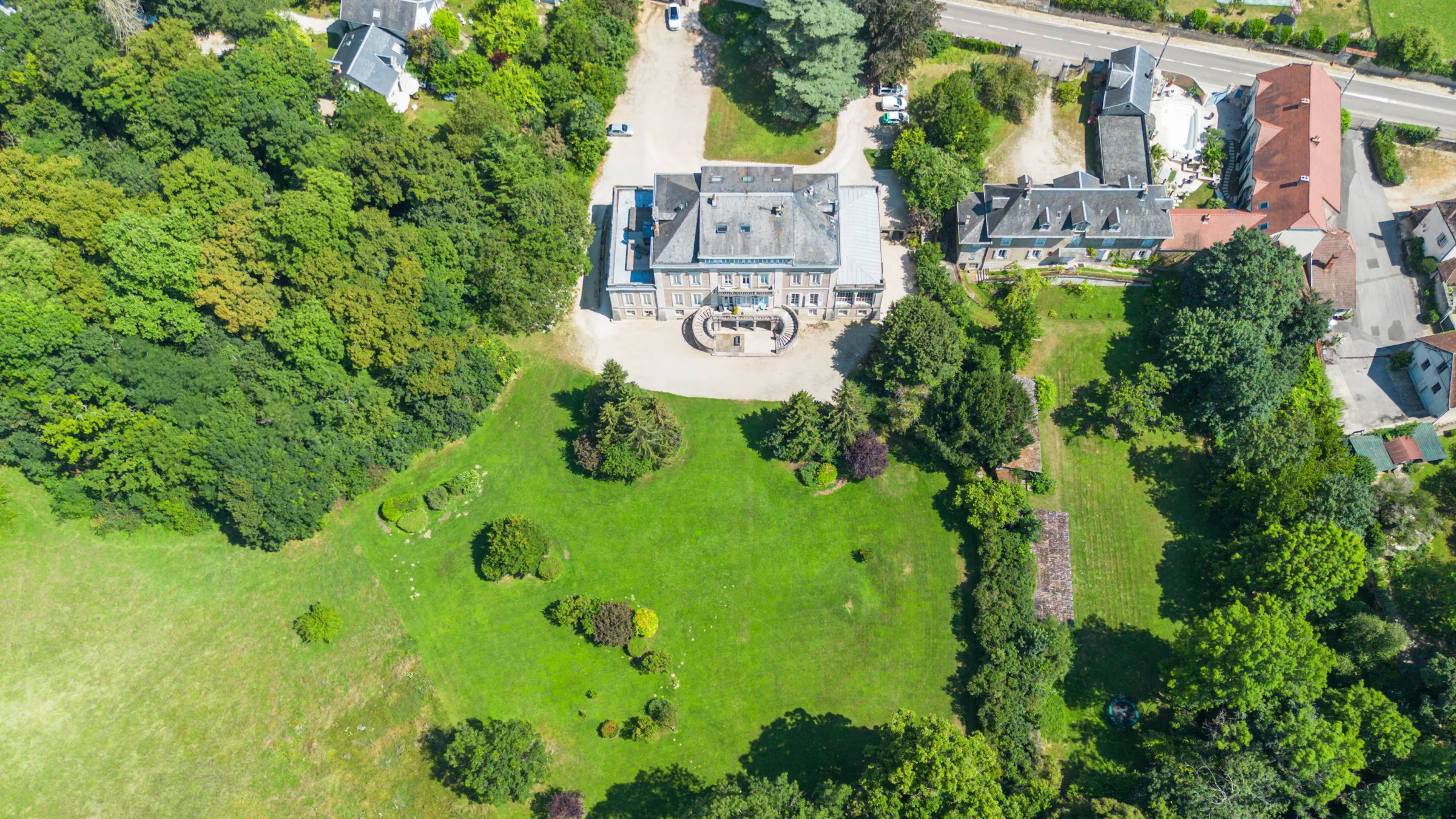 Vue aérienne du parc du château traversé par la rivière la Tille