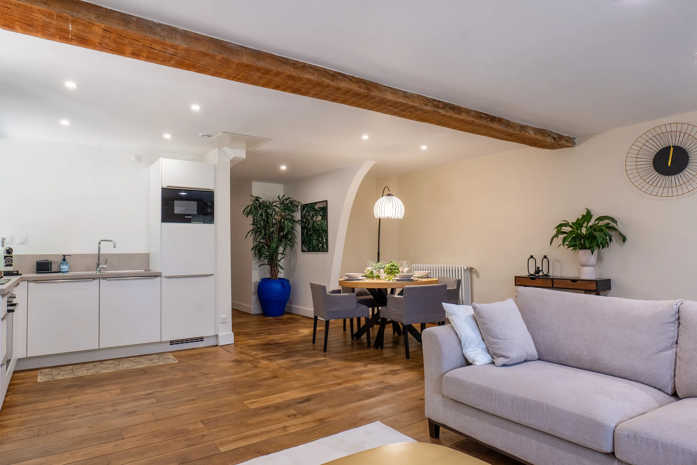 Seconde chambre Queen Size et salle de bain avec douche et baignoire